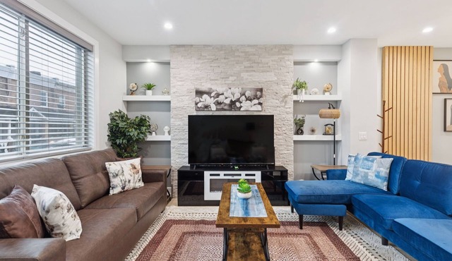 Luxe Oasis with Gym - Spacious Retreat near Stadium and Hospitals and Rooftop