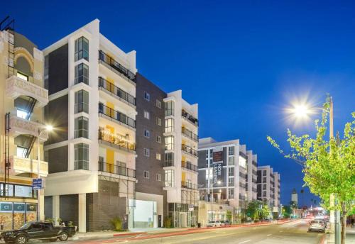 Luxe on Hollywood Blvd 2BR with FREE PARKING