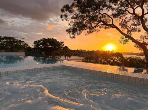 Luxe One Bedroom Infinity Pool & Harbour Views