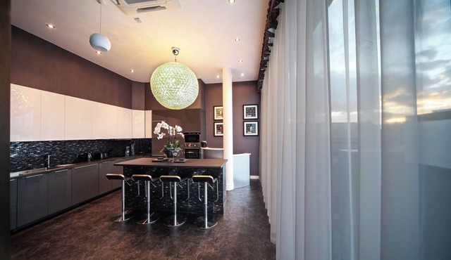 Luxe Penthouse Apartment (Sleeps 8)