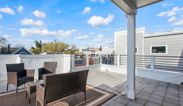 Luxe Penthouse 'n Old Town Manchester with Views!