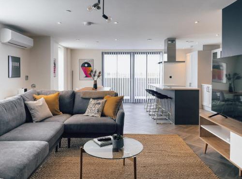 Luxe Penthouse Retreat: With Free Parking!