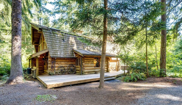 Luxe PNW Log Cabin w/ Fireplace & Waterfront Deck