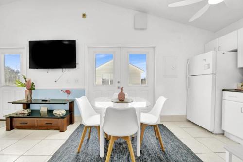 Luxe Pool Casita w Saltwater Pool 25 Min to PCB