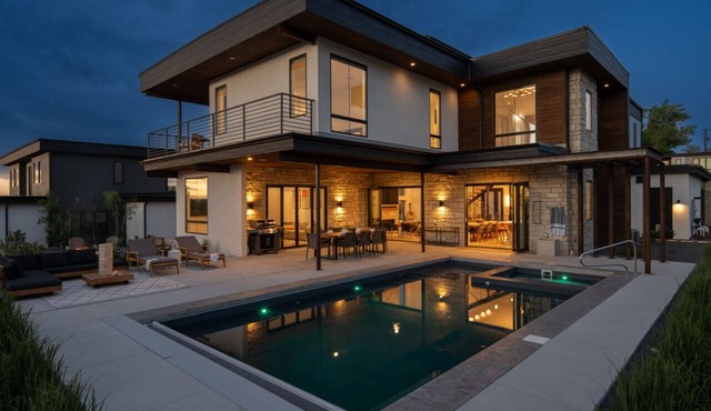 Luxe | Pool | Sauna | Projector