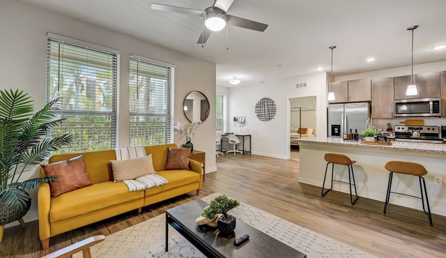 Luxe Poolside Condo, King Bed, Near Mayo Clinic, St Johns Town Center & Beaches