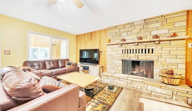 Luxe Private Mountainside Getaway in Pioneer!