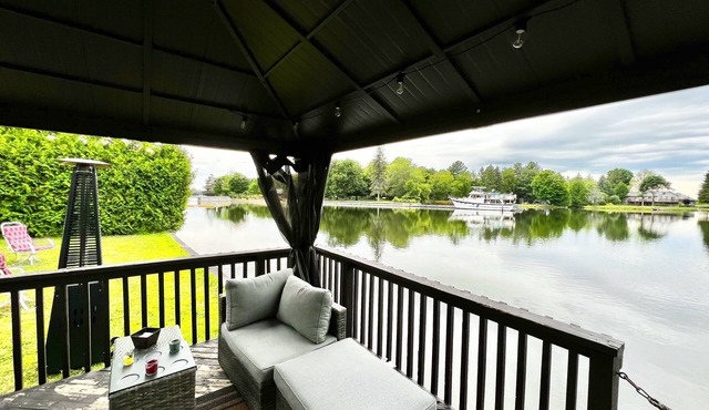 Luxe Private Riverfront Getaway on Trent-Severn!