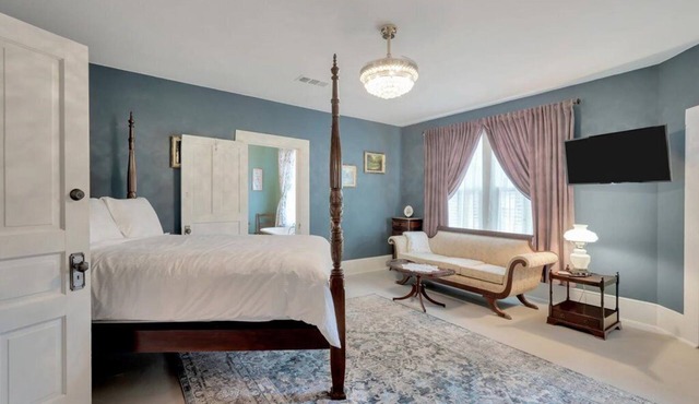Luxe Private Room in Historic Hemphill Manor!