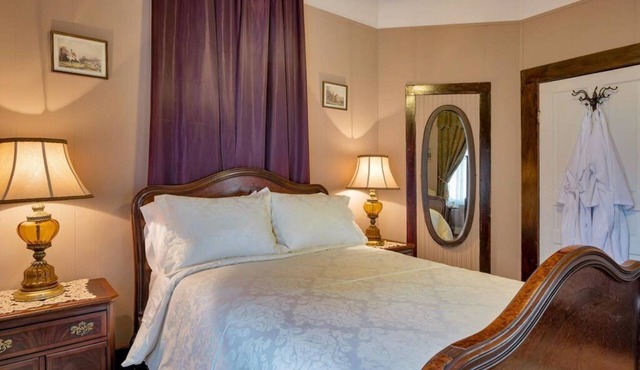 Luxe Private Room in Historic Hemphill Getaway!