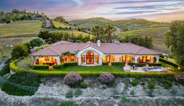Luxe Ranch with Hot Tub, Gourmet Kitchen and Fabulous Downtown Views.