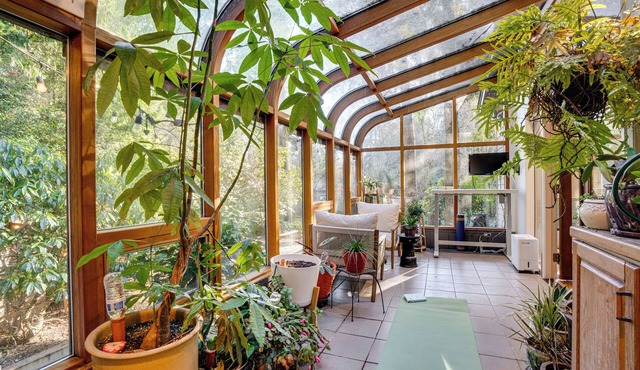 Luxe Redmond Family Home: Sauna, Solarium & Creek