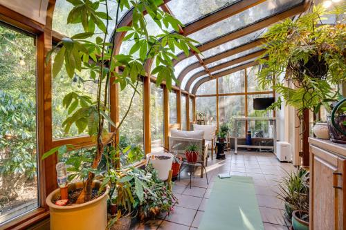 Luxe Redmond Family Home Sauna, Solarium and Creek