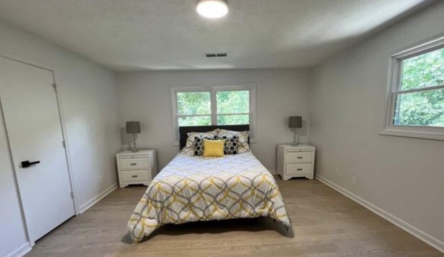 Luxe relaxing 2 bedroom townhouse with parking