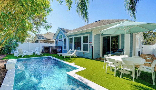 Luxe retreat w/heated pool+firepit+indoor pickleball wall+gym 5 min to beach