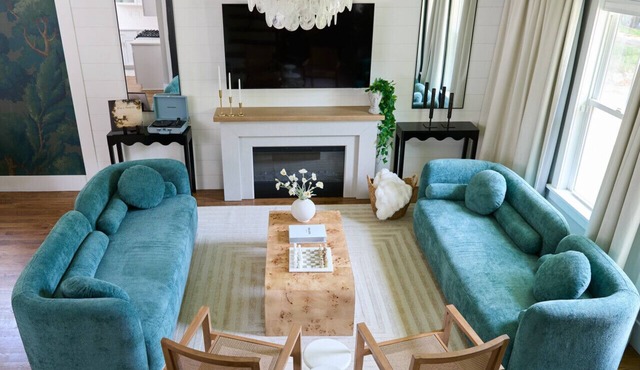 Luxe Retreat 3 Mins from DT, 8 to NC State, Sleeps 12, 3 King beds, Hot Tub, Fire Pits, Arcade, Hidden Bookcase, Treasure Hunt