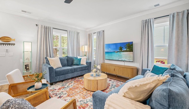 Luxe Retreat | Near DT & Beaches | 4 BR, 10 Guests