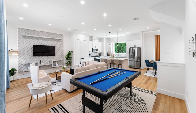 Luxe Retreat Pool Table Gated Near Med Center, NRG & Museums