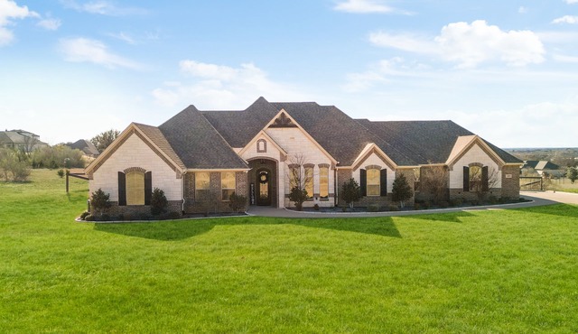 Luxe Retreat:Saltwater Pool & Spa, Jacuzzi Tub, Chefs Kitchen, EV Charger & more