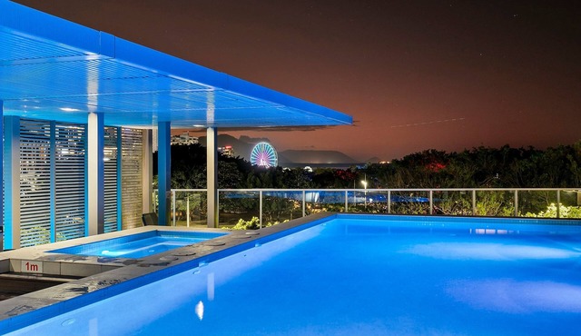 Luxe Retreat - Waterfront, Gym & prime Location