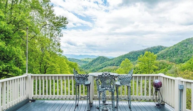 Luxe Retreat with Panoramic Views, Hot Tub & Sauna, mins to Hatley Point