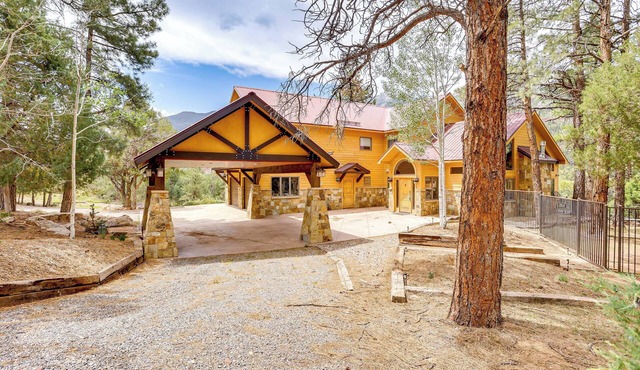 Luxe Ridgway Home w/Mountain Views & Hot Tub!