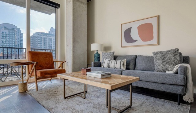 Luxe River North 1BR w/Pool & Fitness Area, 1 Block to L, by Blueground