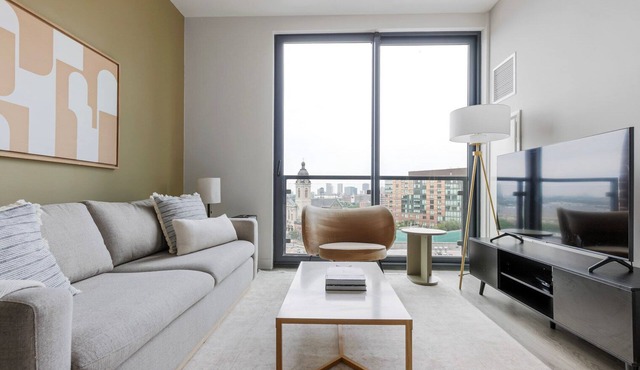 Luxe River West 3BR w/Pool, Gym, Pet Area, A/C & Rooftop, by Blueground