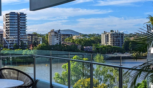 Luxe riverfront apartment with pools, parking, gym