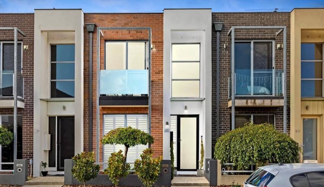 Luxe Riverside 3BR Walk to Flemington Racecourse and Showgrounds 16 mins CBD