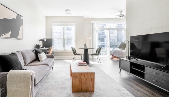 Luxe Riverside Studio w/ Gym & W/D, nr Lady Bird Lake, by Blueground