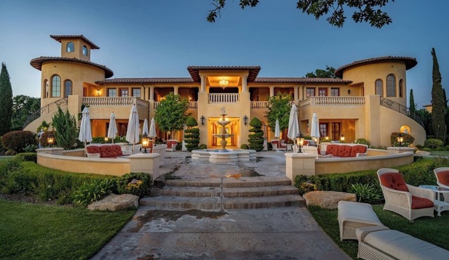 Luxe Romantique Villa – Full East Side with Pool