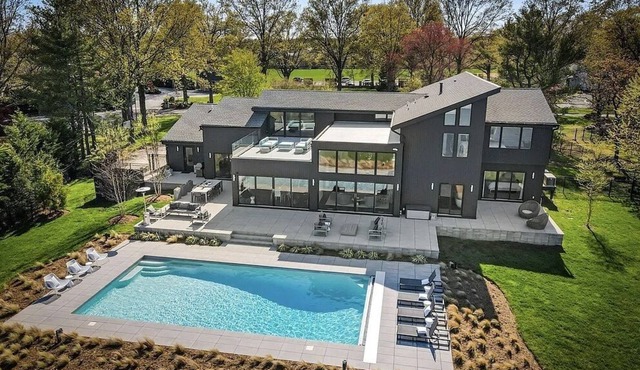 Luxe Rumson Waterfront Estate 1 hour from NYC