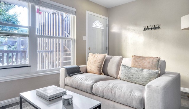 Luxe San Mateo Studio w/Pool & W/D, nr 20+ restaurants, by Blueground