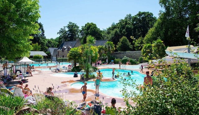 Luxe Sanitary XL 6 Pers Villatent at Beautiful 5-star camping Château de Galinée