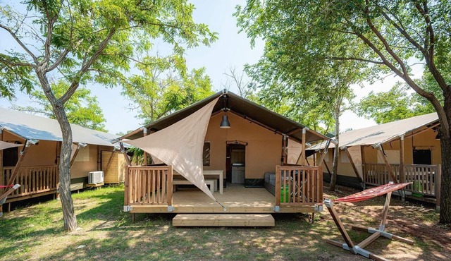 Luxe Sanitary 5 pers. Villatent at 4-star campsite Bi Village