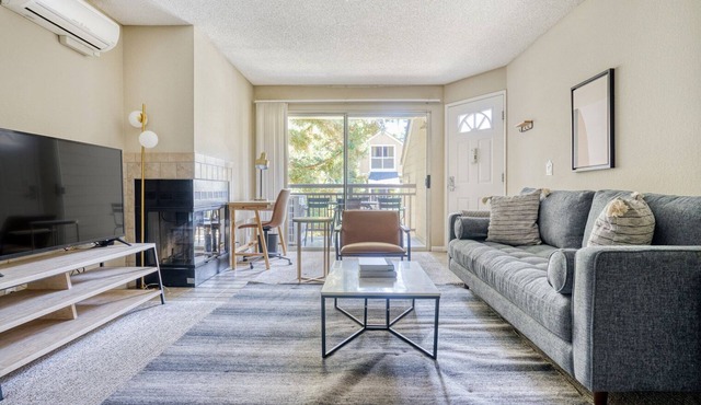 Luxe Santa Clara 2BR w/W/D, Gym, Pool, shuttle to Apple, by Blueground