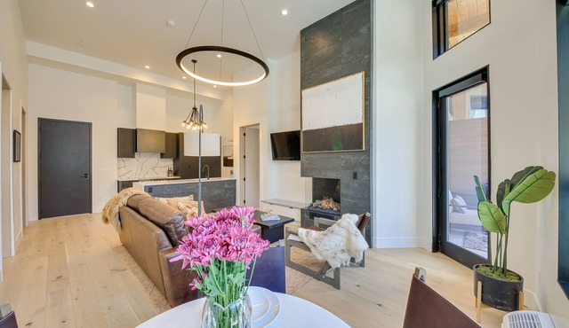 Luxe Schweitzer Condo w/Hot Tub: Ski-In/Ski-Out!