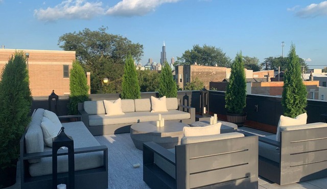 Luxe Single Family Home + Private Skyline Rooftop! Sleeps 10