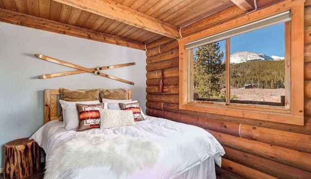 Luxe Ski Cabin, Stunning Mountain Views, Wrap Around Balcony, Fire Pit & Hot Tub