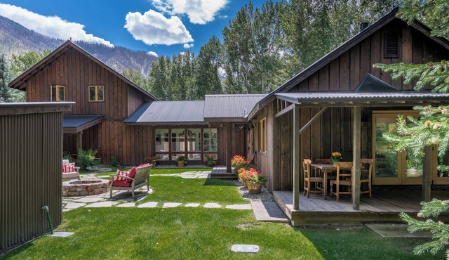 Luxe Ski Chalet -1 mile to Lifts. Hot Tub. Fire Pit. Designer Furnished. Private