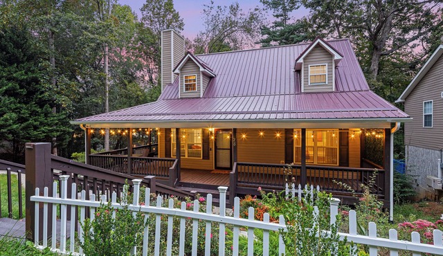 Luxe Sleeps14 - Fenced/Game Room/Fire Pit/Hot Tub; 10 min to Ashville, Biltmore