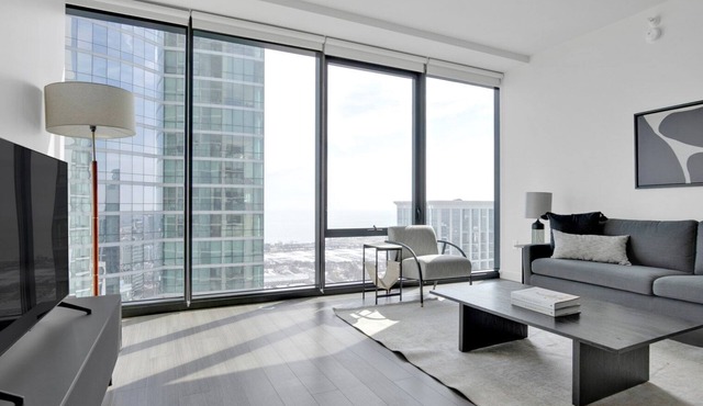Luxe South Loop 2BR w/Spa, Pool & Gym next to Grant Park, by Blueground