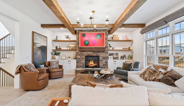 Luxe Spacious 5-bedrooms w/pool, hot tub, sauna, fenced, gourmet kitchen & more!