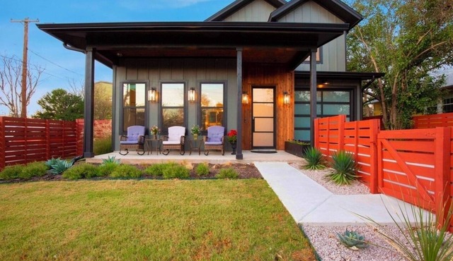 LUXE Spacious Downtown Retreat; SwimSpa; BBQ&FreeParking; Steps2 Moody&UT&6th St