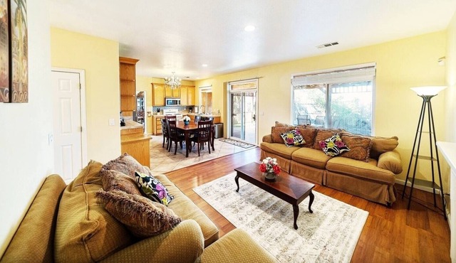Luxe Spacious & Private Getaway in Stockton!