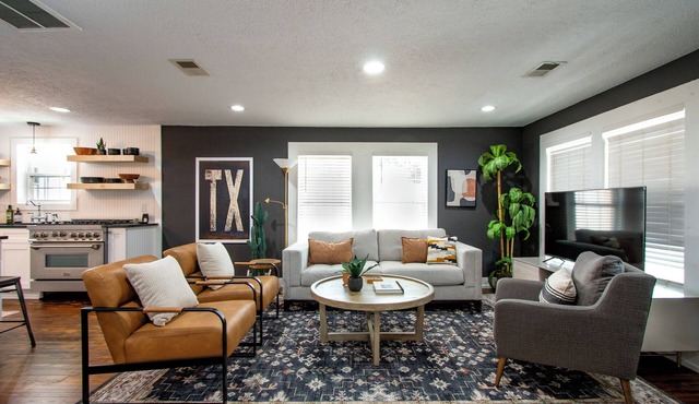LUXE Stay-2 King beds, walk to dine, coffee, shop