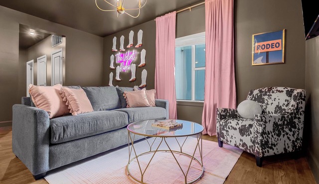 Luxe stay in Downtown Nashville, walkable to Broadway-The Velvet Rodeo