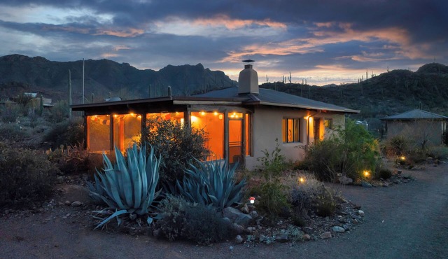 Luxe straw bale home on 3+ acres, 20 min to dntwn!