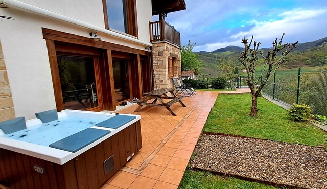 Luxe studio Casa Angiz Etxea 2; charm, outdoor spa and valley views